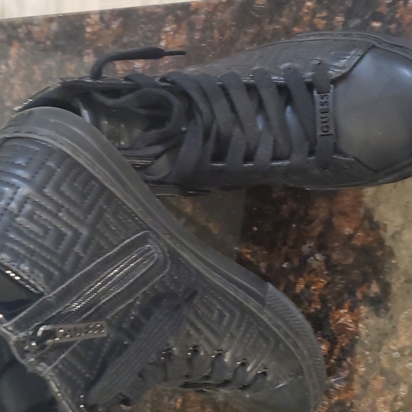 Guess tennis size 8m just used one time - Picture 2 of 2